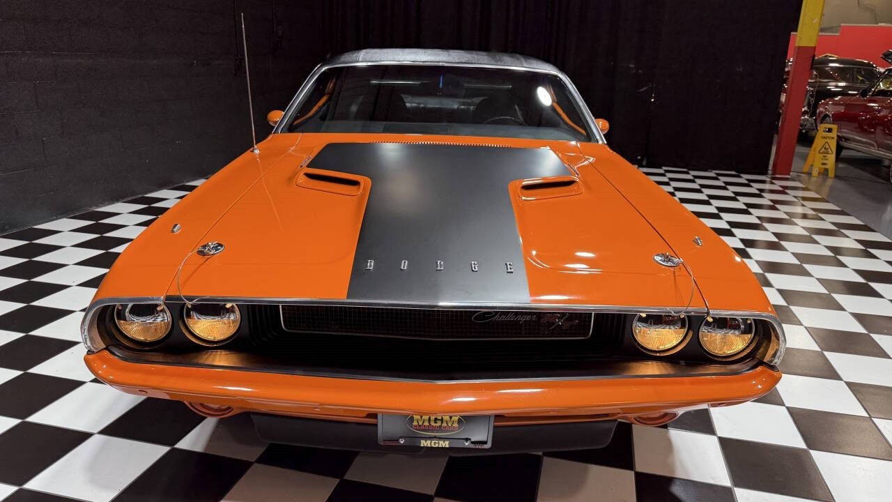 Dodge-Challenger-1970-Coupe-13