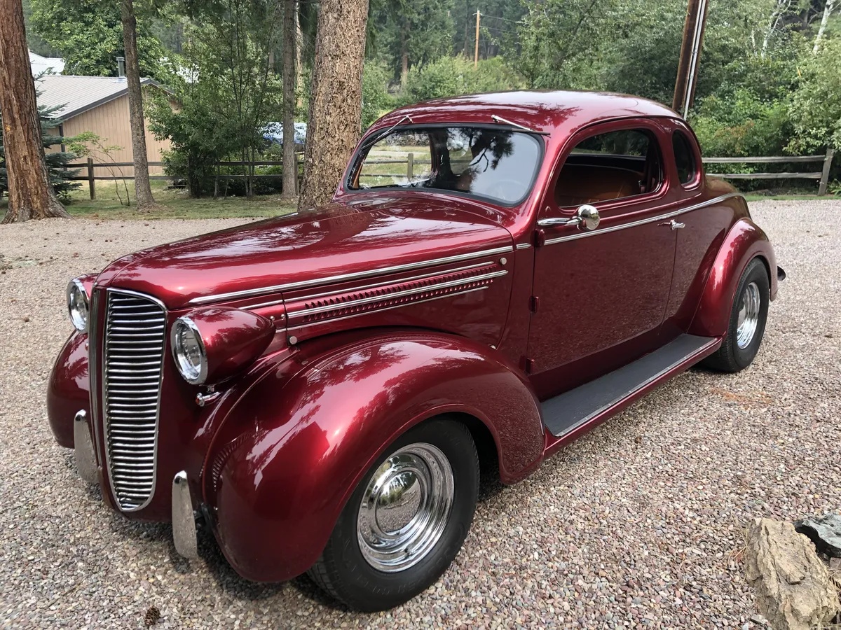 Dodge-Custom-1937-Red-Tan-1