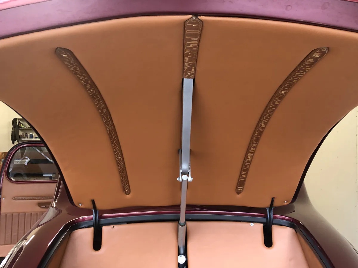Dodge-Custom-1937-Red-Tan-11