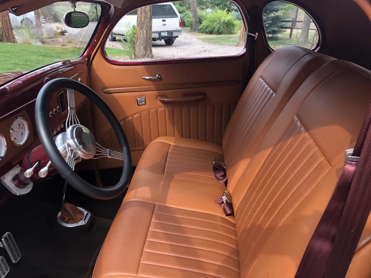 Dodge-Custom-1937-Red-Tan-12