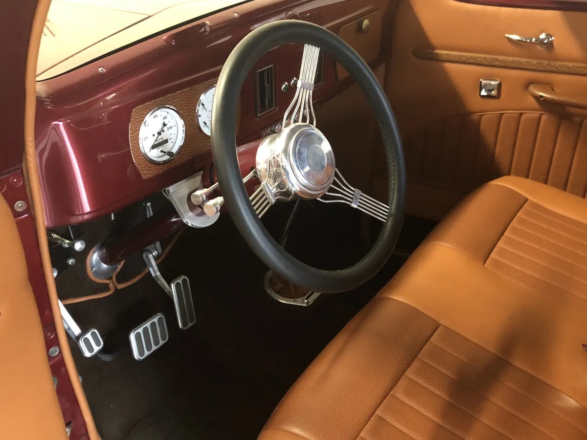 Dodge-Custom-1937-Red-Tan-13