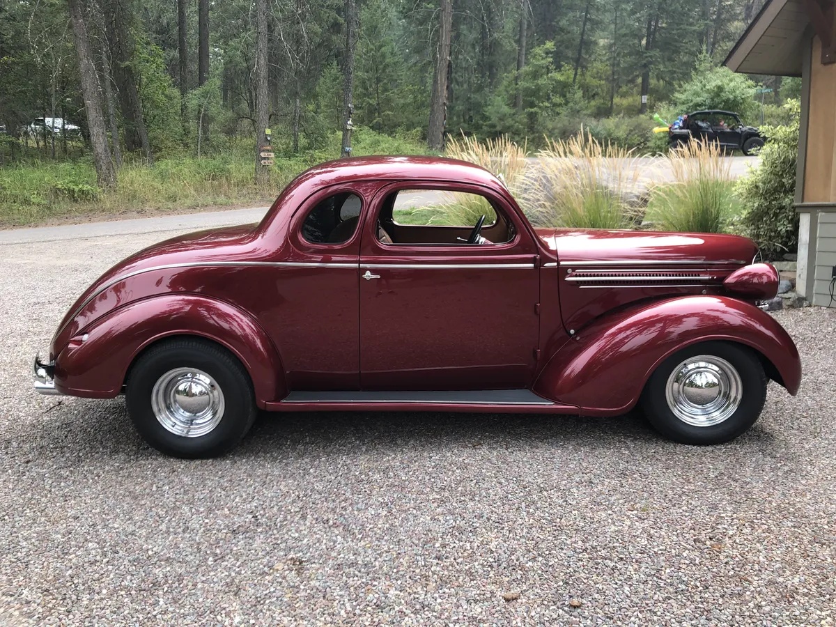 Dodge-Custom-1937-Red-Tan-2