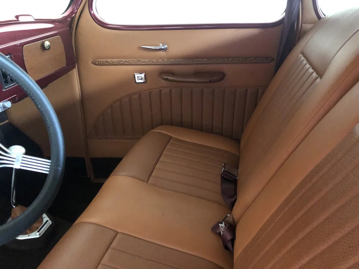 Dodge-Custom-1937-Red-Tan-7