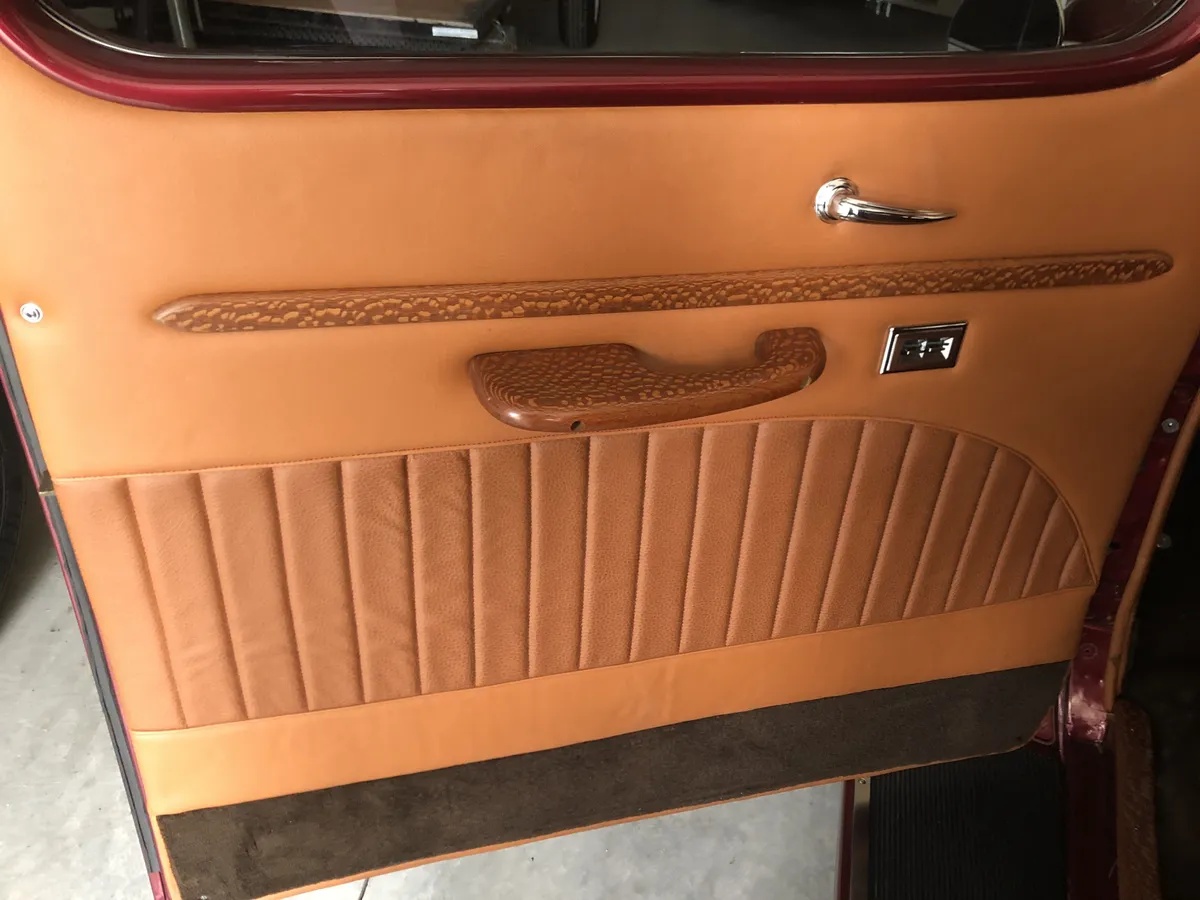 Dodge-Custom-1937-Red-Tan-8