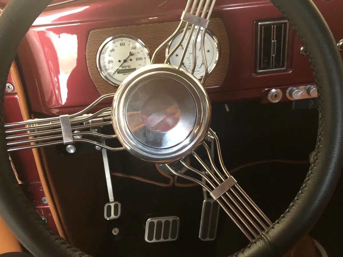 Dodge-Custom-1937-Red-Tan-9