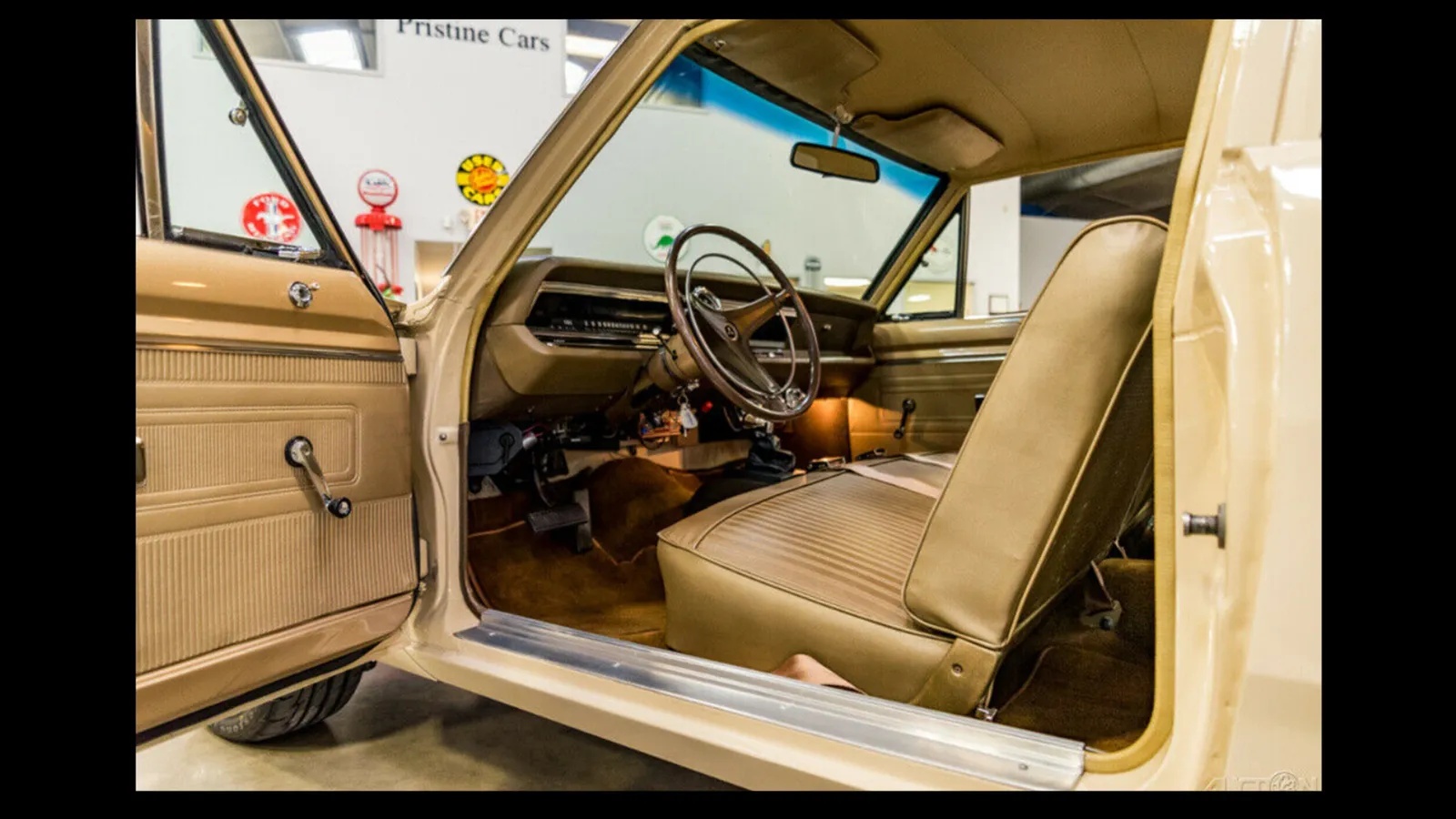 Dodge-Dart-1968-Pale-Yellow-With-Black-Hood-Tan-13