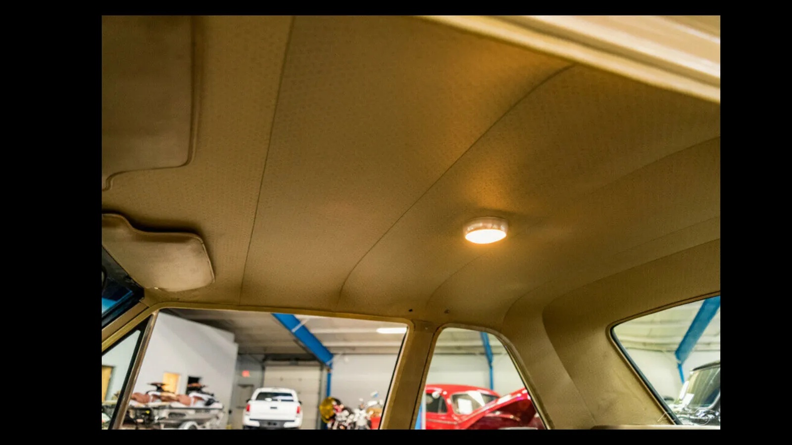 Dodge-Dart-1968-Pale-Yellow-With-Black-Hood-Tan-19