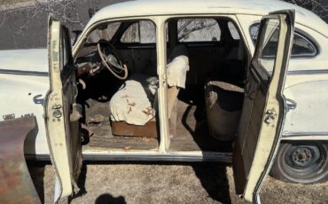 Dodge-Deluxe-1947-Sedan-2