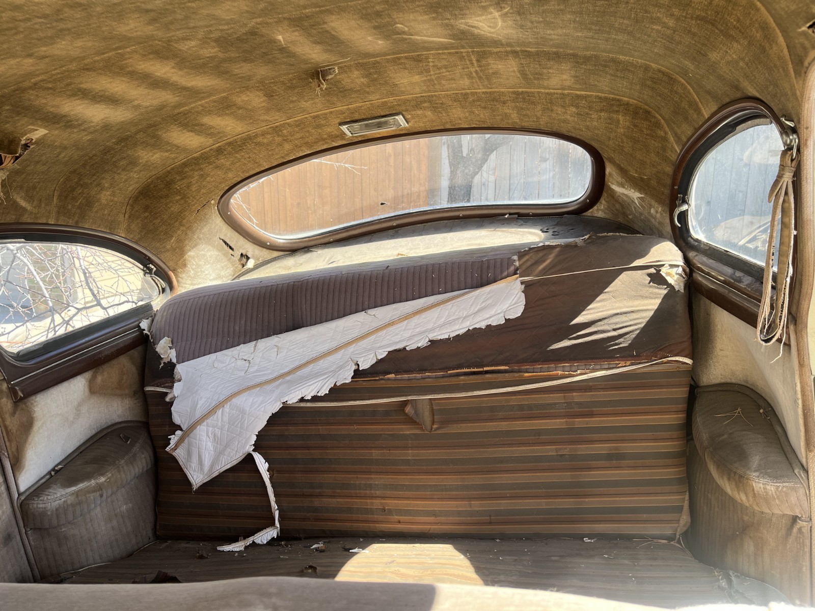 Dodge-Deluxe-1947-Sedan-4
