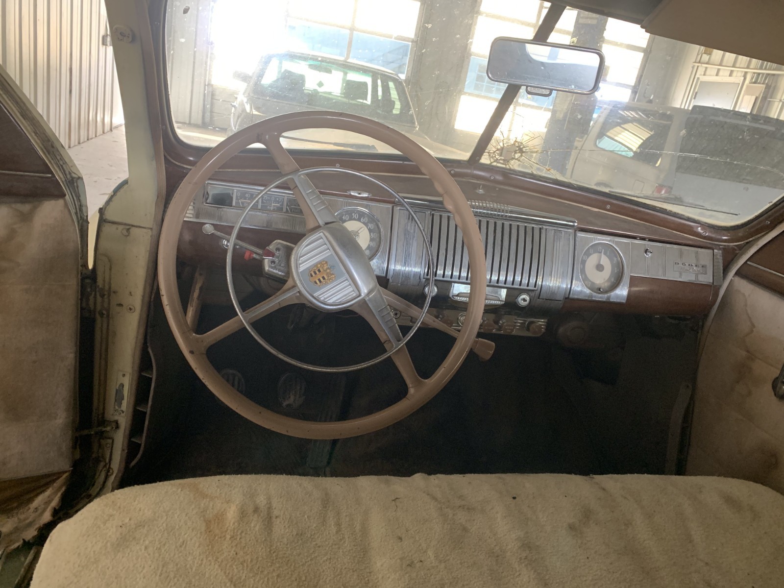 Dodge-Deluxe-1947-Sedan-5