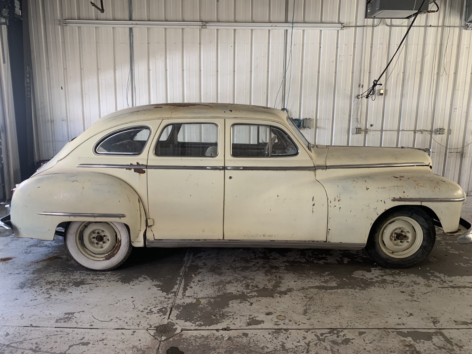 Dodge-Deluxe-1947-Sedan-7