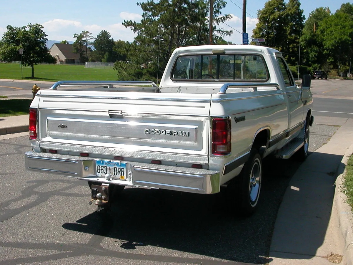Dodge-W-series-1985-White-Red-1