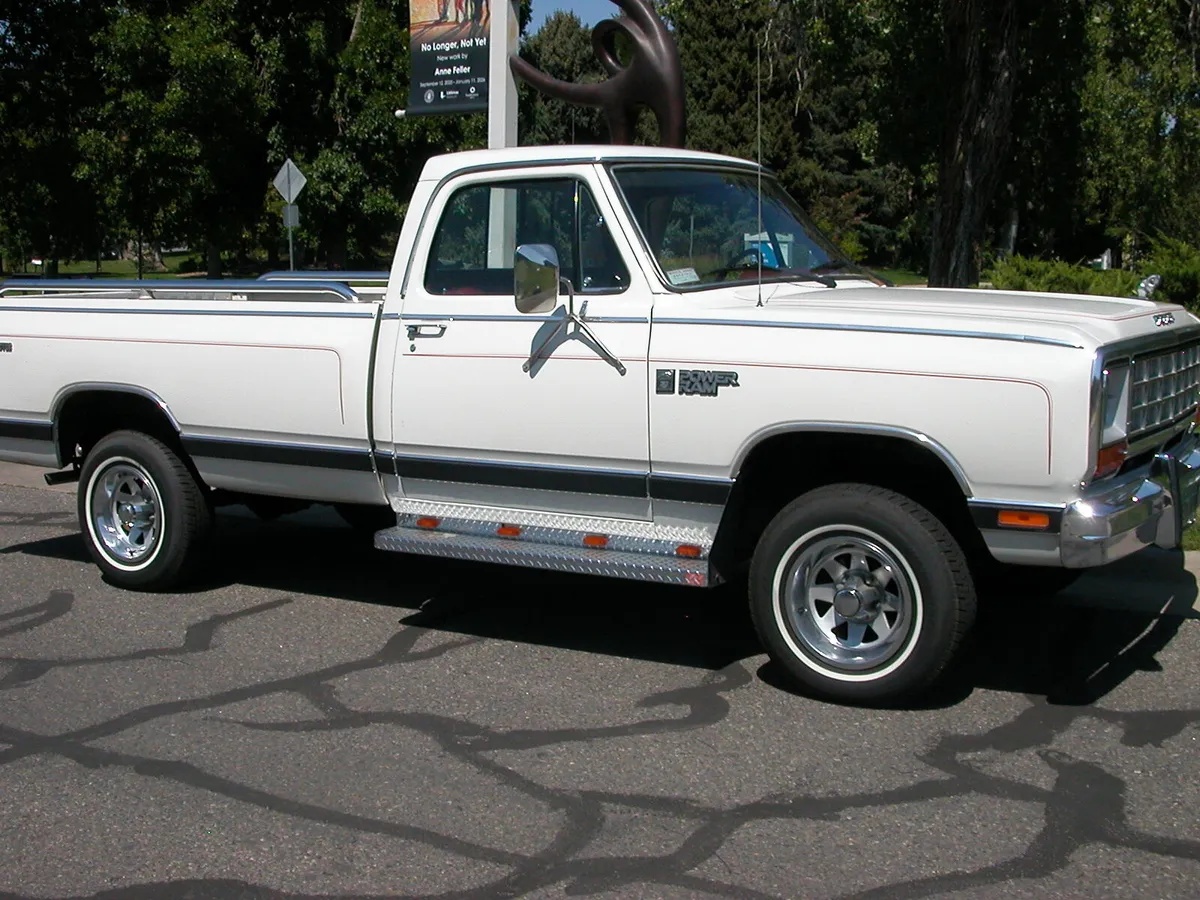 Dodge-W-series-1985-White-Red-17
