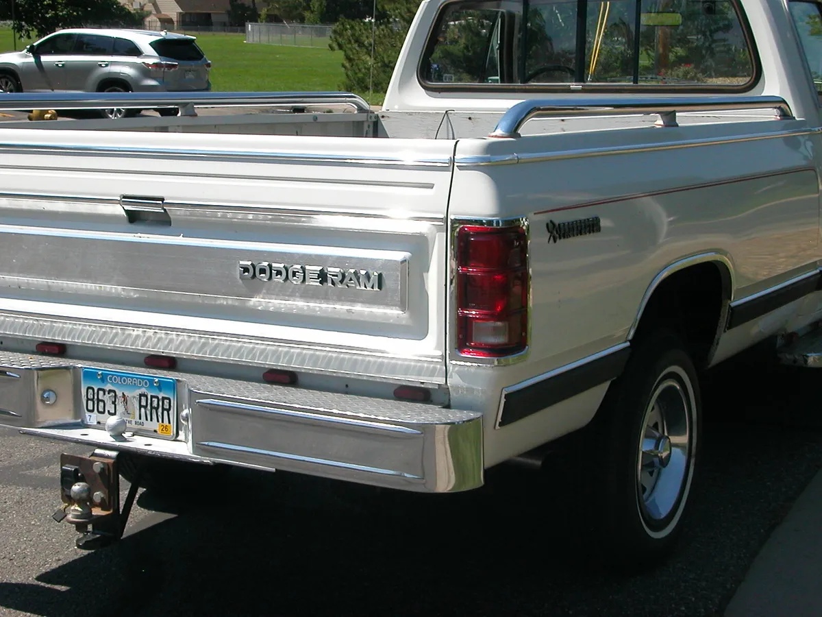 Dodge-W-series-1985-White-Red-18