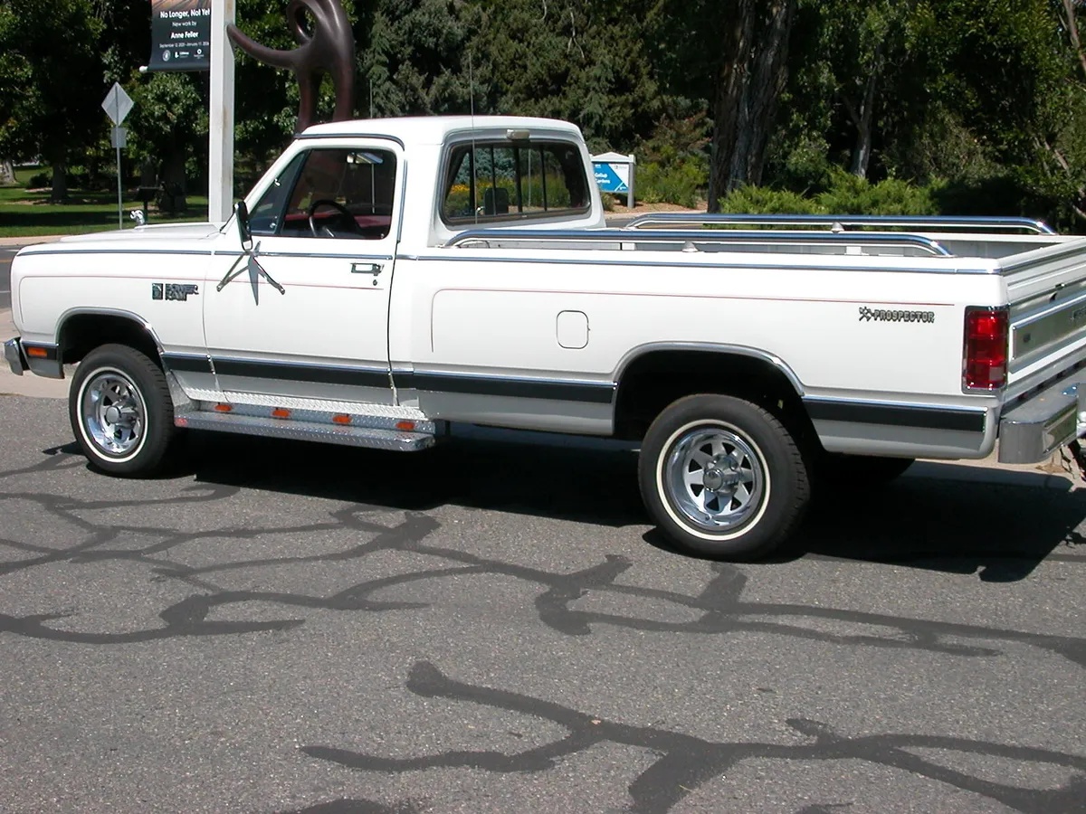 Dodge-W-series-1985-White-Red-19