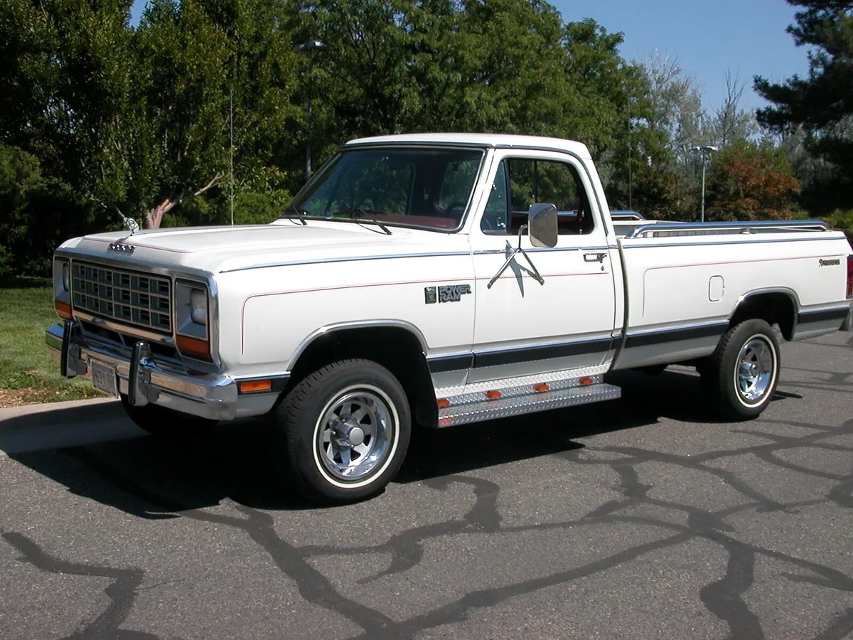 Dodge-W-series-1985-White-Red-2