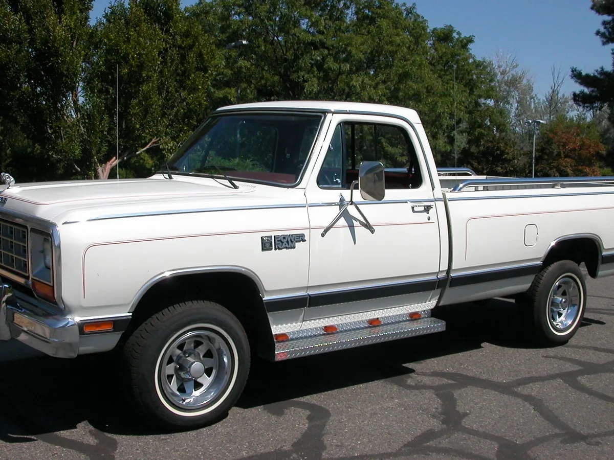 Dodge-W-series-1985-White-Red-3