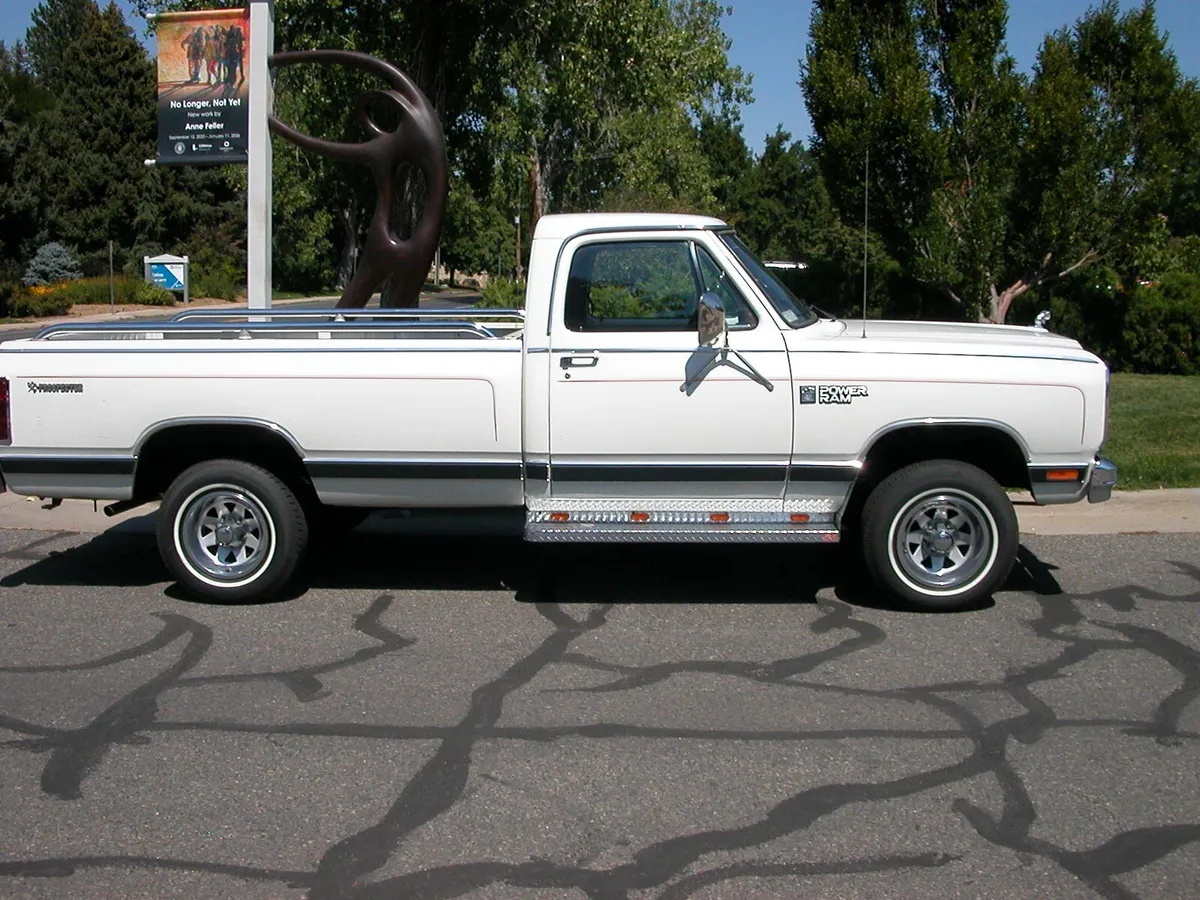 Dodge-W-series-1985-White-Red-4