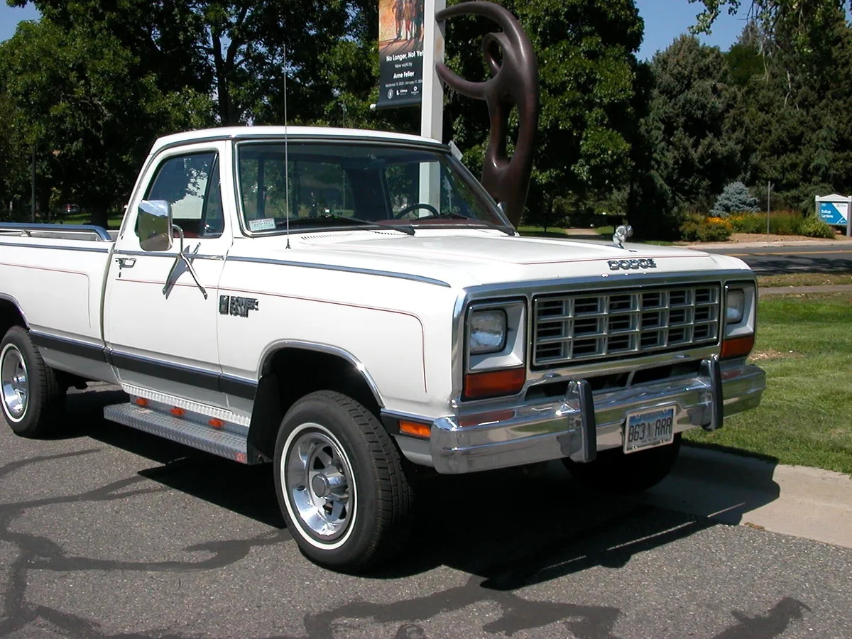 Dodge-W-series-1985-White-Red-6
