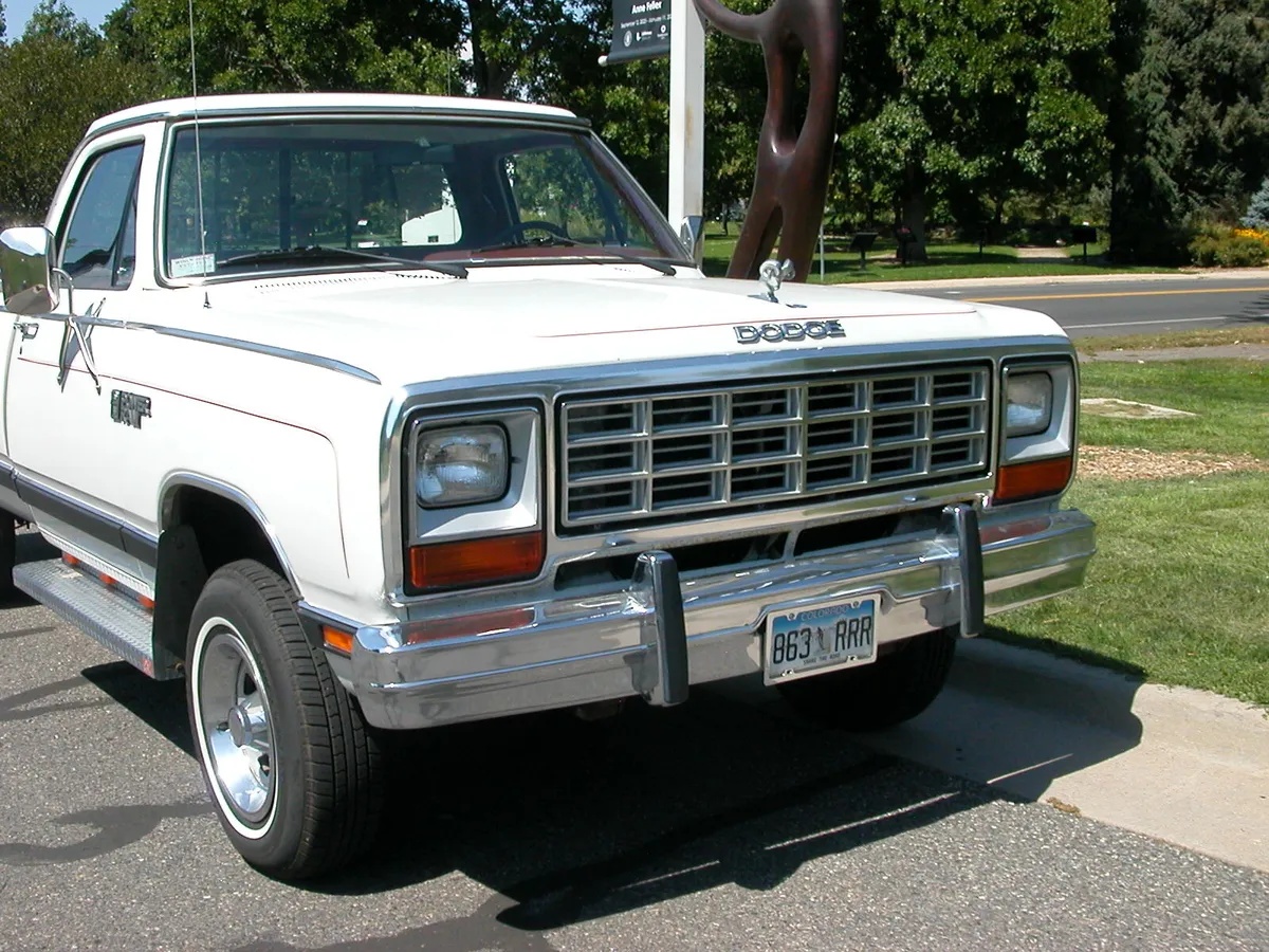Dodge-W-series-1985-White-Red-7