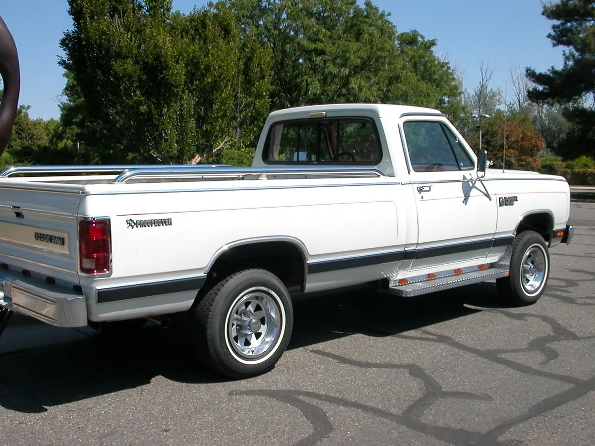 Dodge-W-series-1985-White-Red-8
