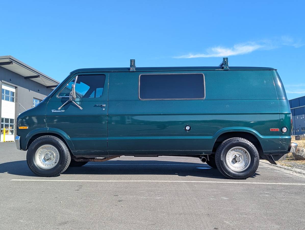 Dodge-b200-1977-green