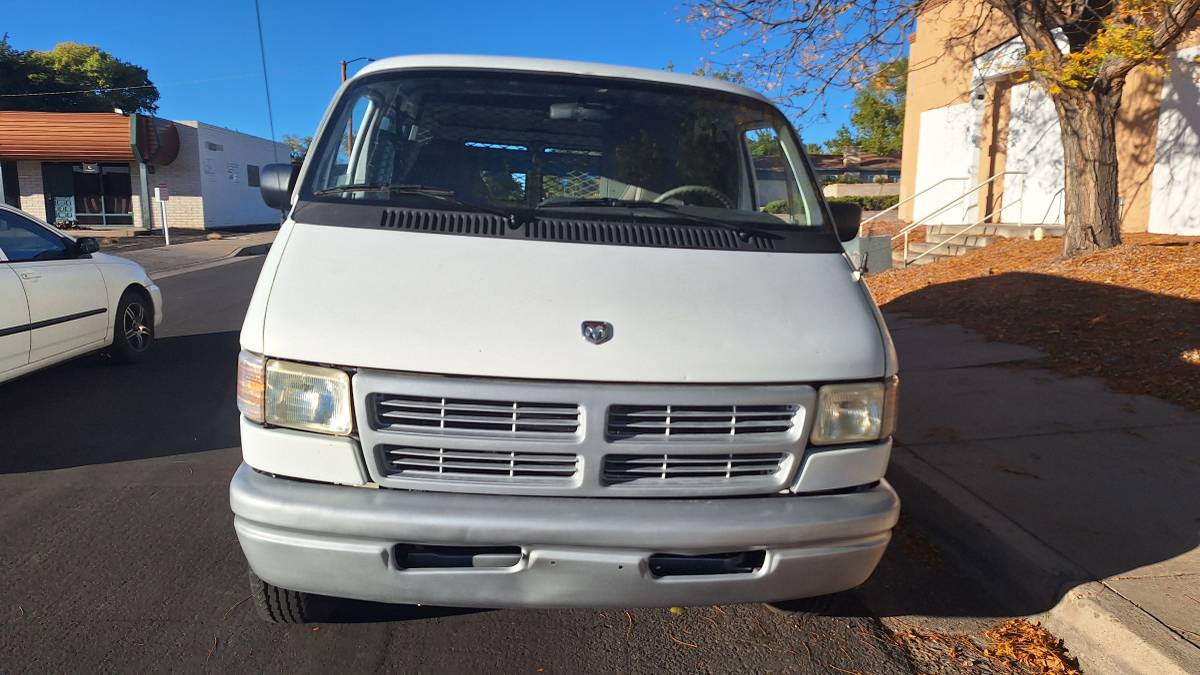 Dodge-b2500-1996-white-3