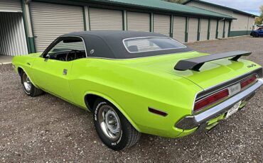 Dodge-challenger-1970-green-21