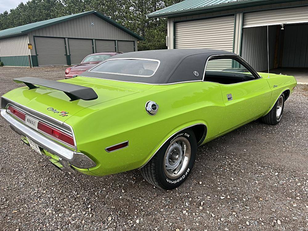 Dodge-challenger-1970-green-27