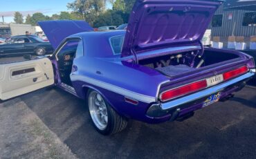 Dodge-challenger-1970-purple-13