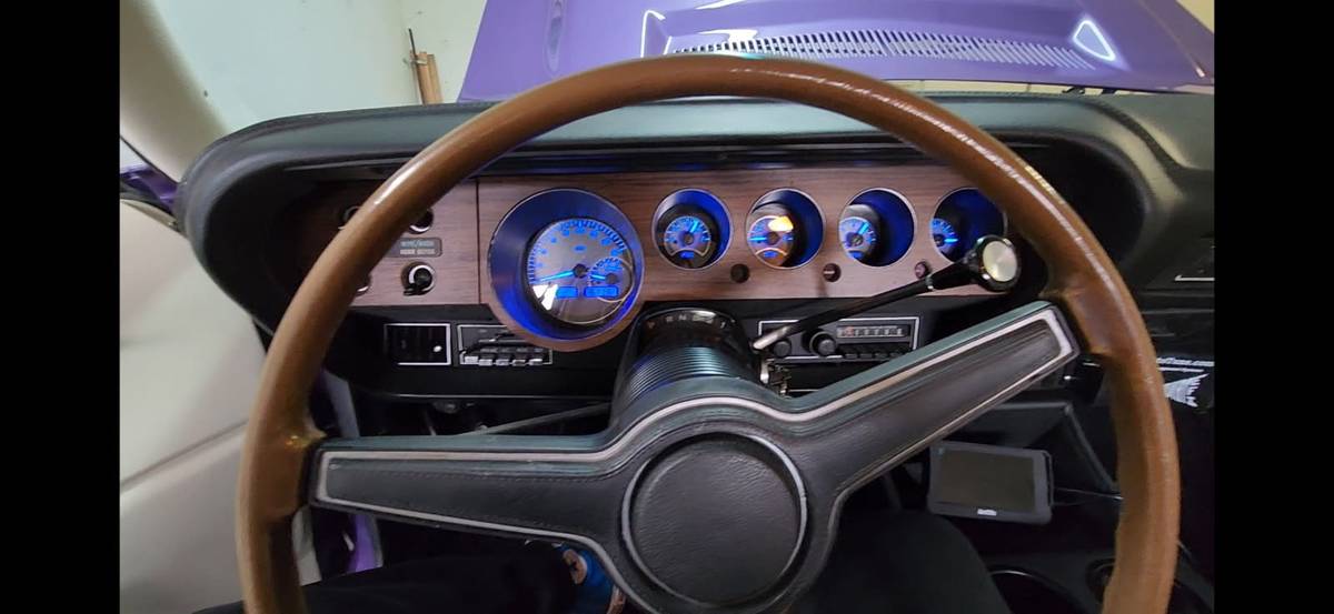 Dodge-challenger-1970-purple-17