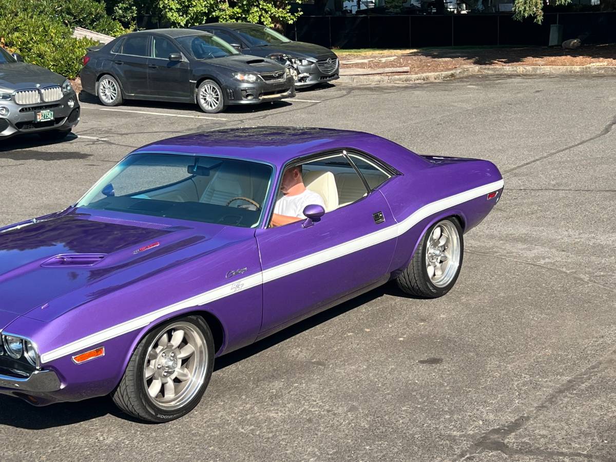 Dodge-challenger-1970-purple-19