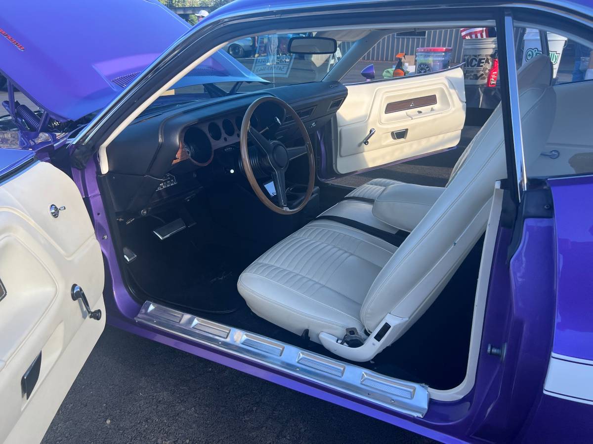 Dodge-challenger-1970-purple-24