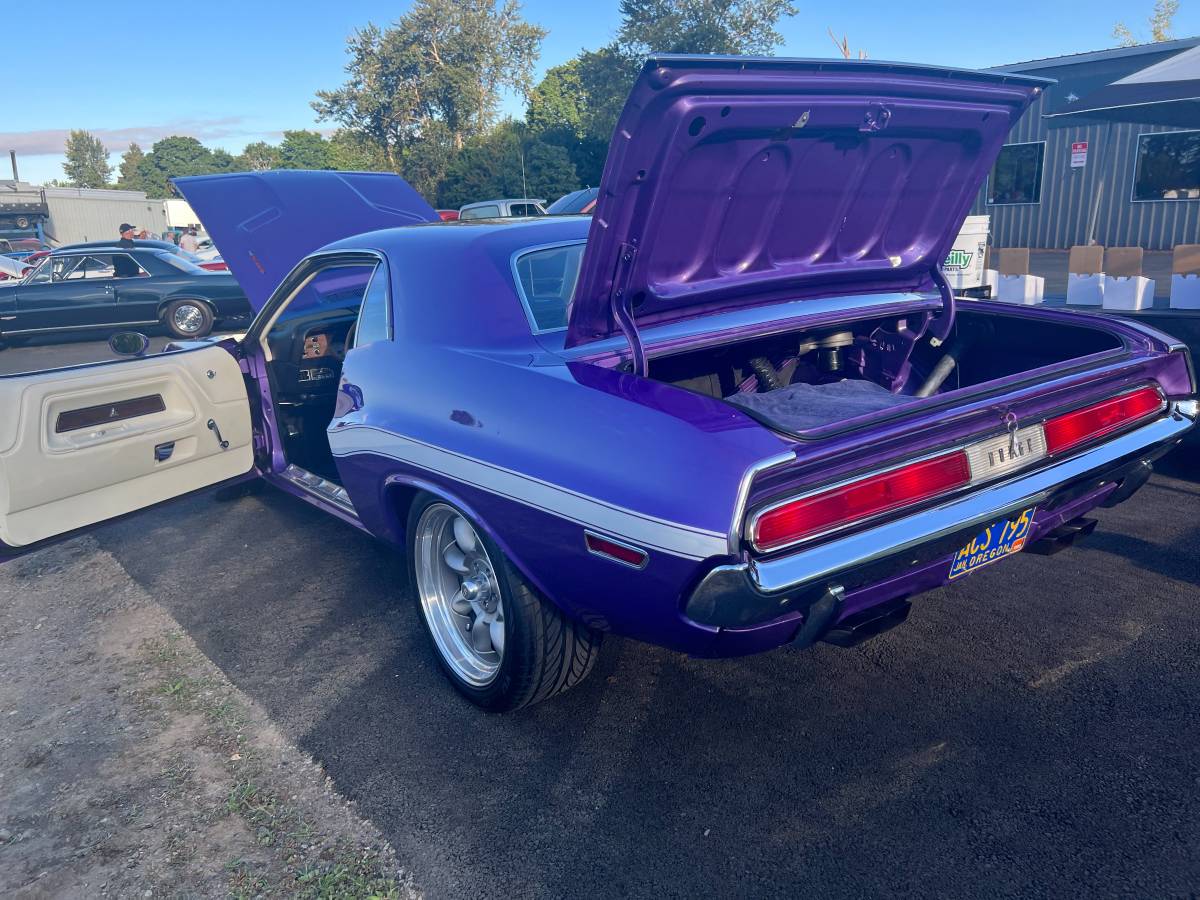 Dodge-challenger-1970-purple-26