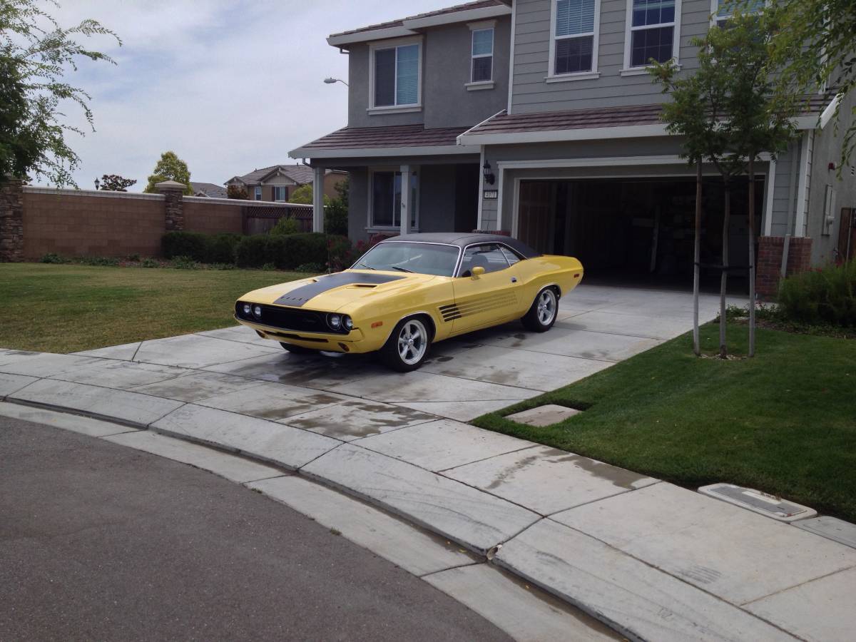 Dodge-challenger-1972-yellow-2