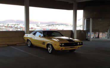 Dodge-challenger-1972-yellow-3