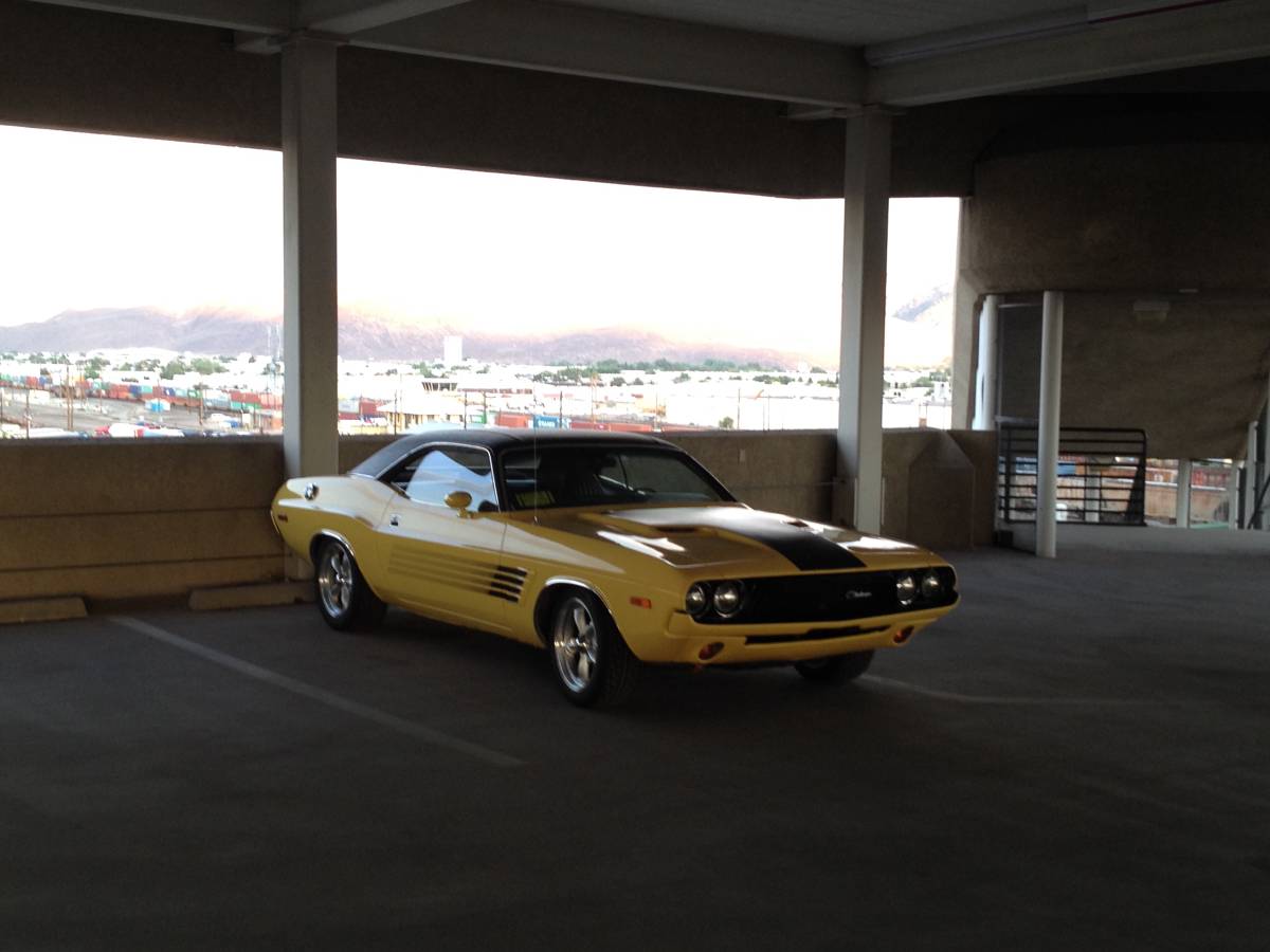 Dodge-challenger-1972-yellow-3