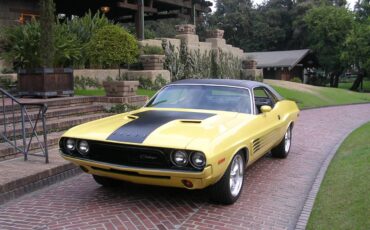 Dodge-challenger-1972-yellow