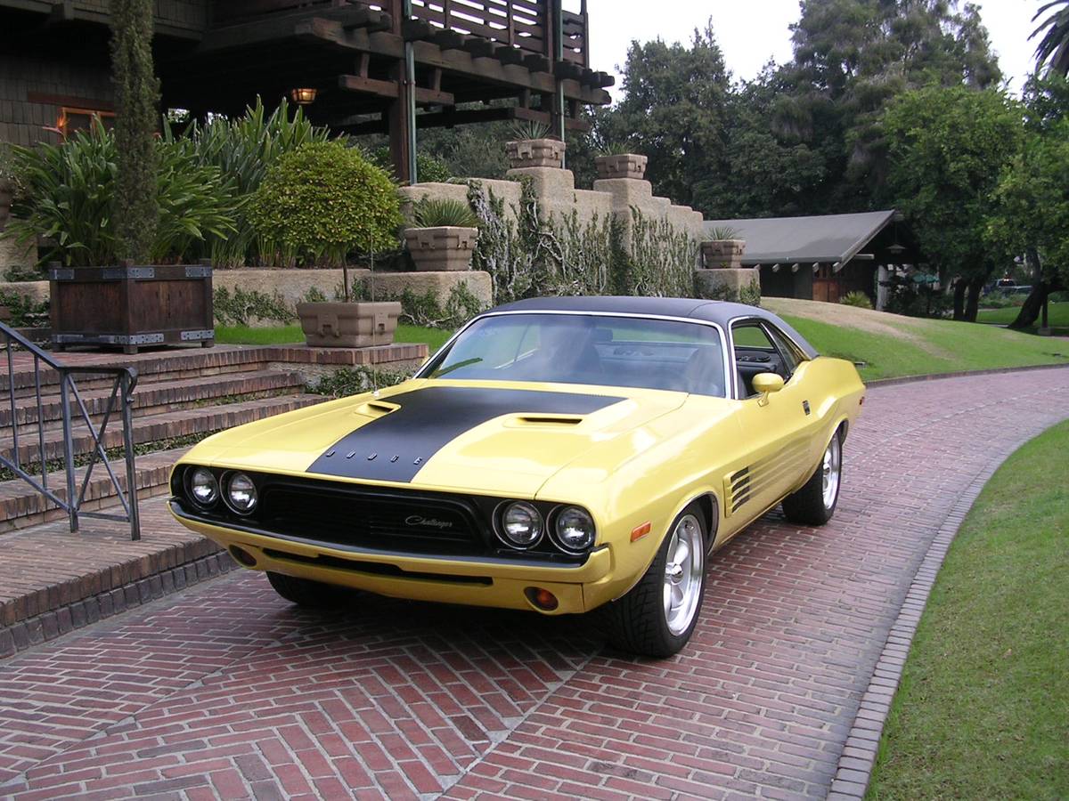 Dodge-challenger-1972-yellow