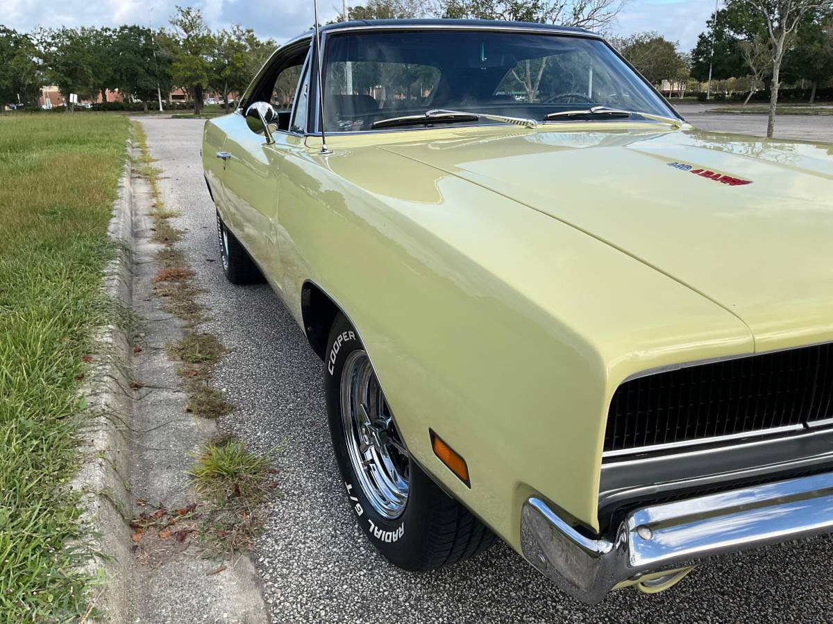 Dodge-charger-rt-se-1969-yellow-6