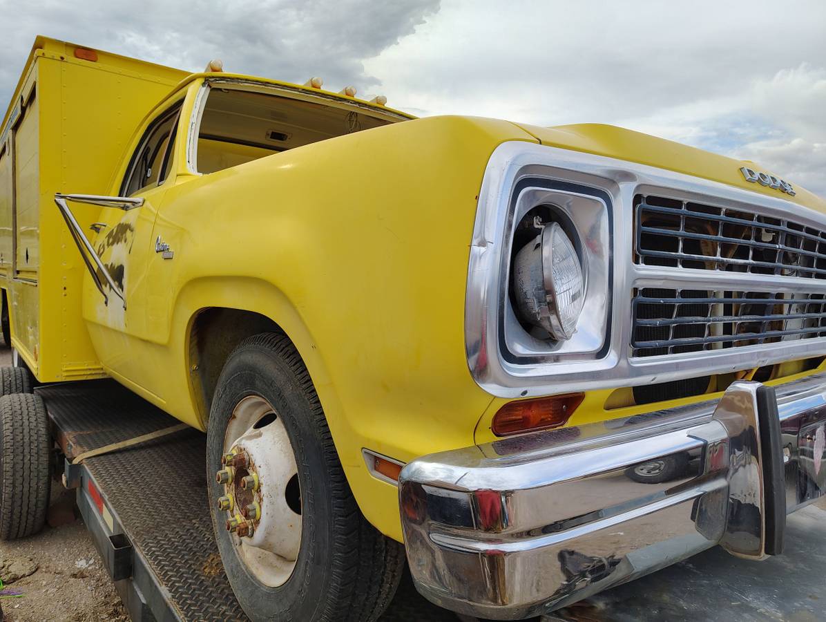 Dodge-custom-d300-1980-yellow-1