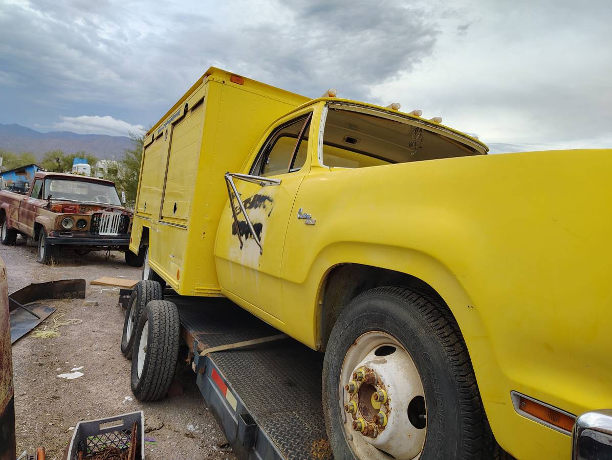 Dodge-custom-d300-1980-yellow-2