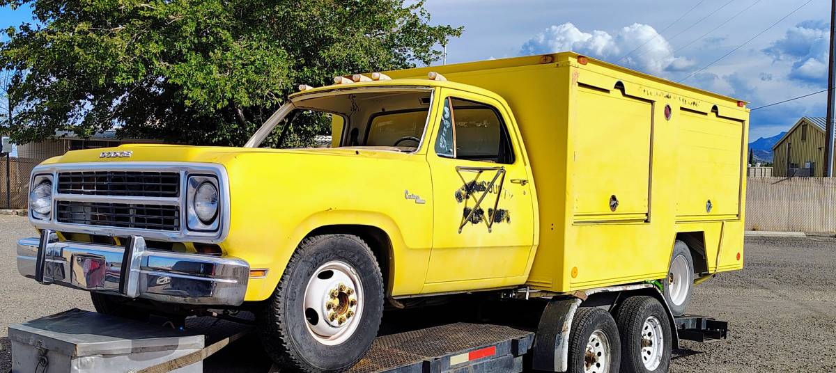 Dodge-custom-d300-1980-yellow
