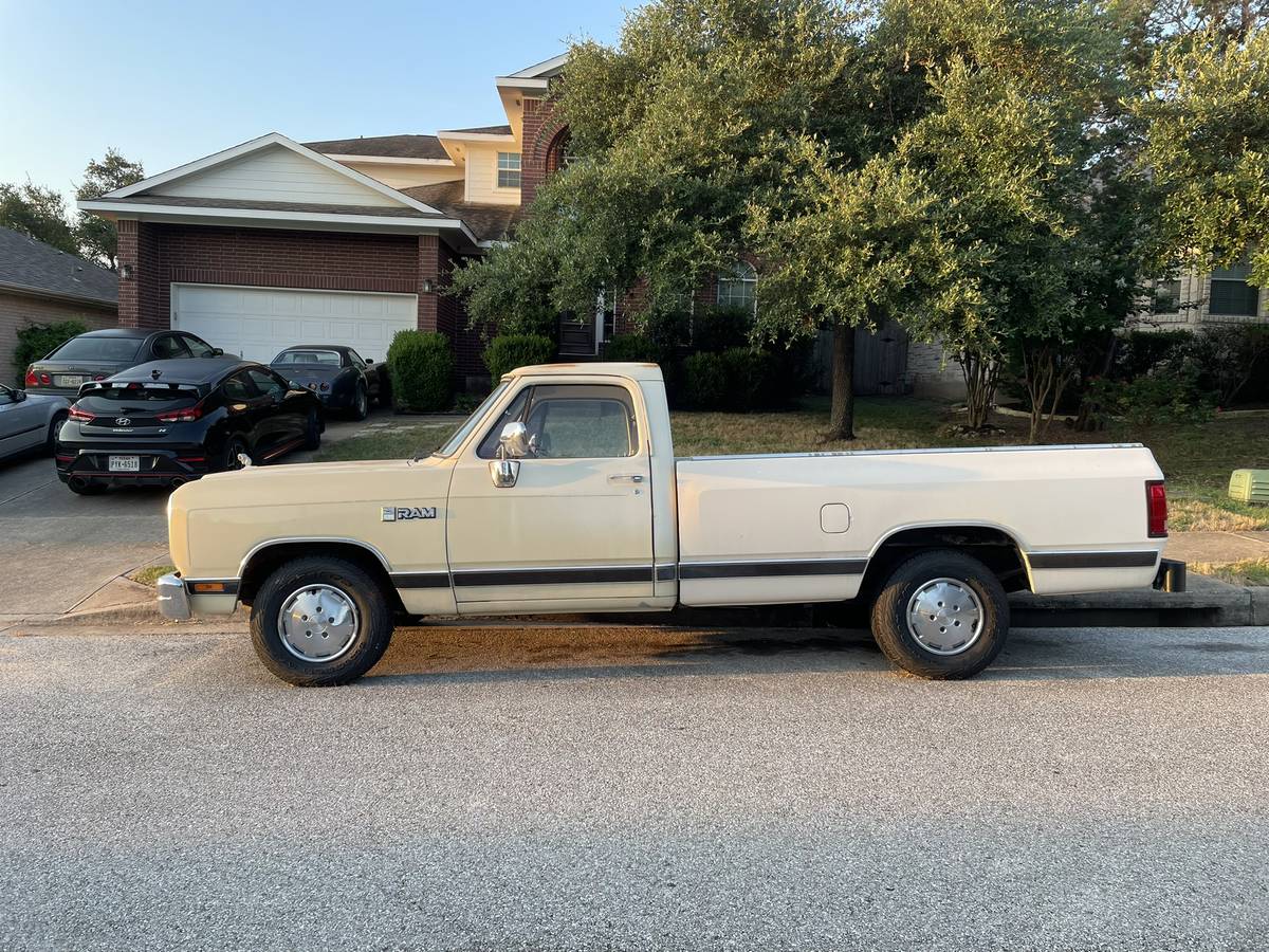 Dodge-d-series-conventional-cab-150-job-rated-1988-yellow-1