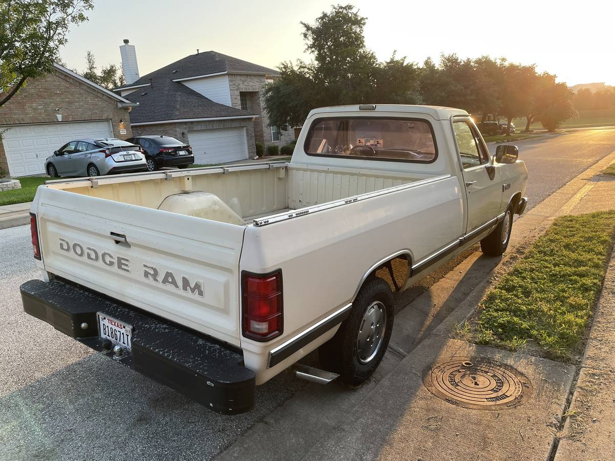 Dodge-d-series-conventional-cab-150-job-rated-1988-yellow-4