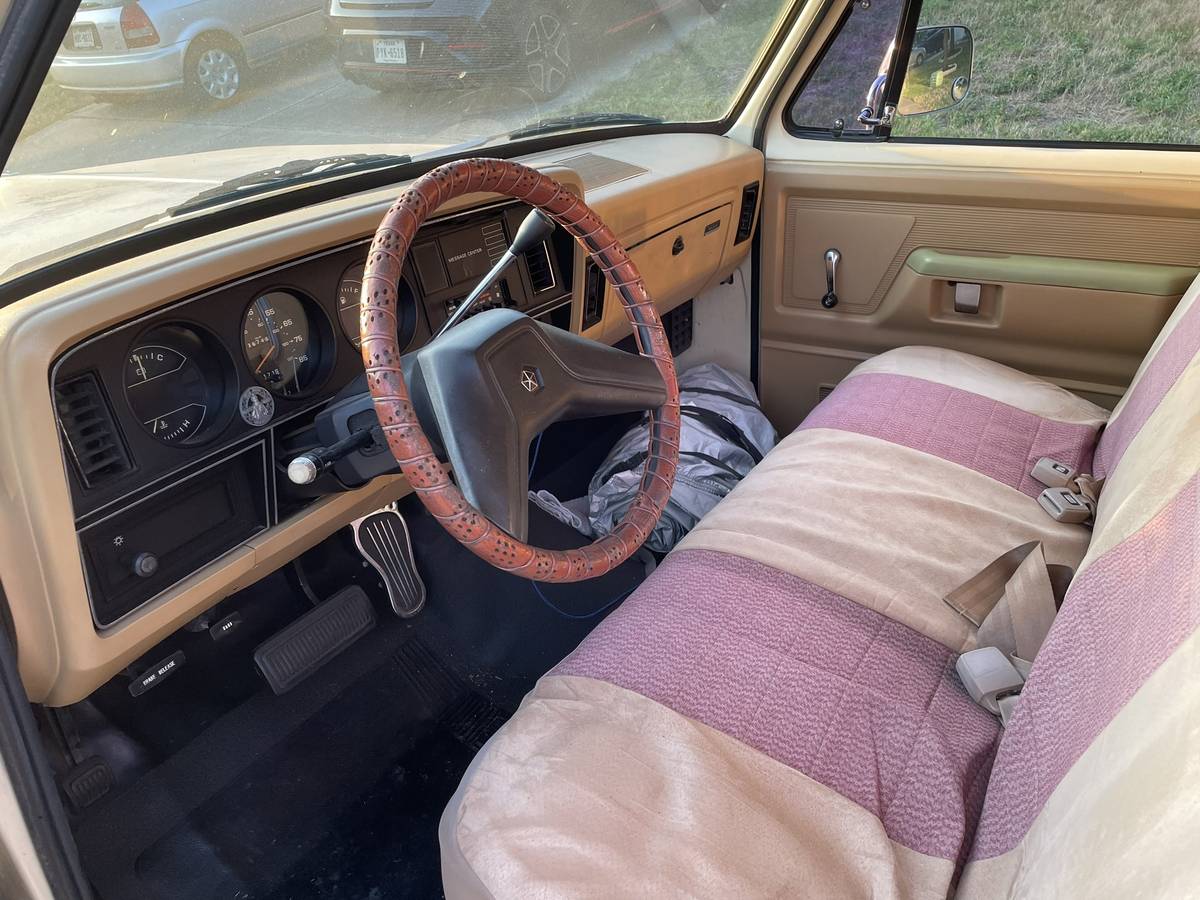 Dodge-d-series-conventional-cab-150-job-rated-1988-yellow-5