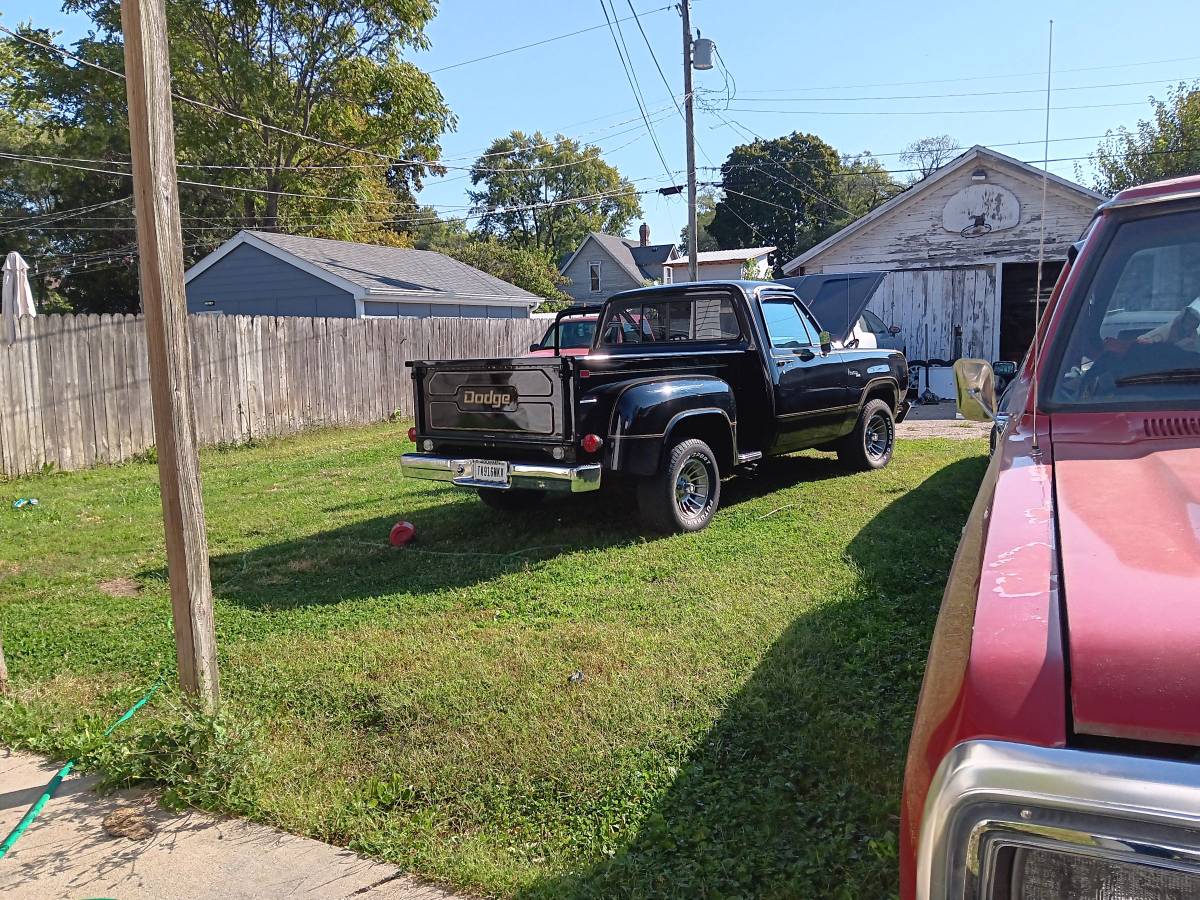 Dodge-d150-1980-black-4
