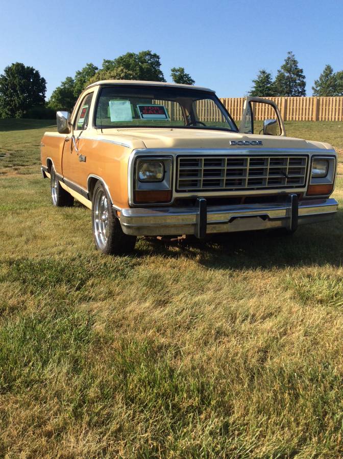 Dodge-d150-1985-custom-2