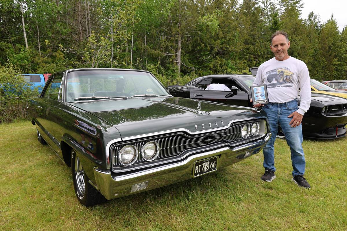 Dodge-monaco-1966-green-11