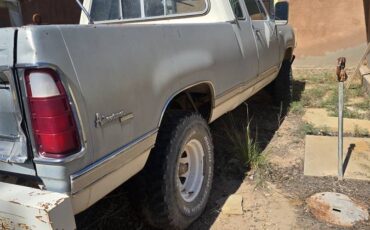 Dodge-power-wagon-1976-5